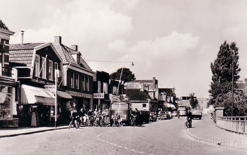 Nieuweweg poseren voor de fotograaf 1958.jpg